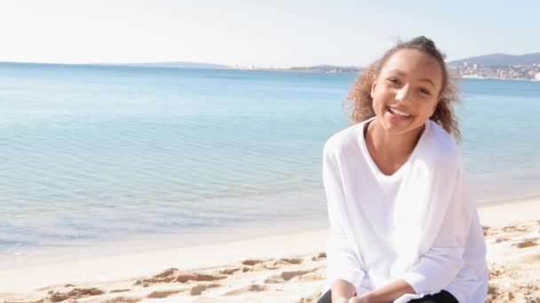 Jeune adolescente se détendre sur une plage de sable blanc — Video