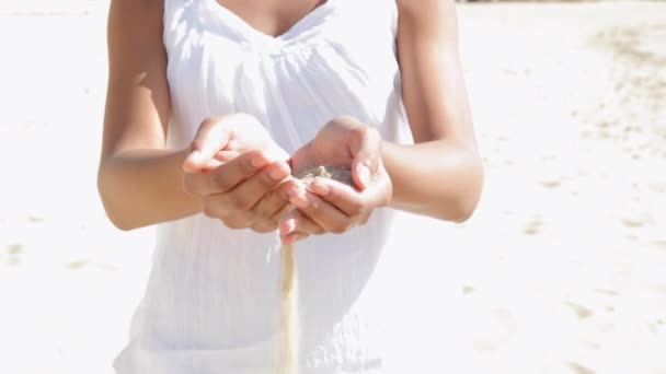 Κοντινό πλάνο στο πλαίσιο θέα λεπτομέρεια του ένα κορίτσι χέρια που κρατούν την άμμο — Αρχείο Βίντεο