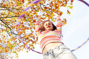 Hoola hoop bir parkta oynayan kız