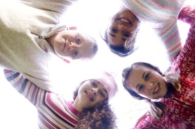 Dört genç ve çeşitli arkadaş