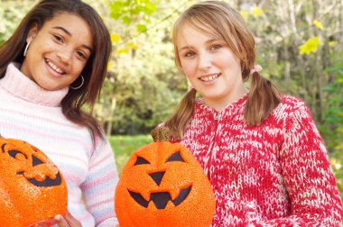 iki kız halloween kabaklar