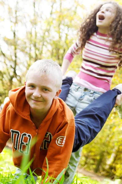 Giovani bambini che giocano corsa carriola — Foto Stock