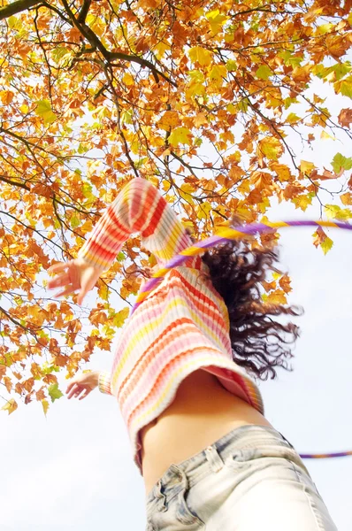 Girl playing hoola hoop in a park — Stock Photo, Image