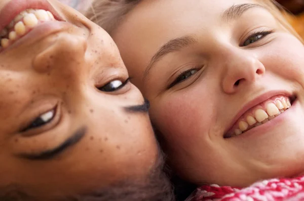 Dvě mladé teenagery relaxaci na čerstvém vzduchu — Stock fotografie