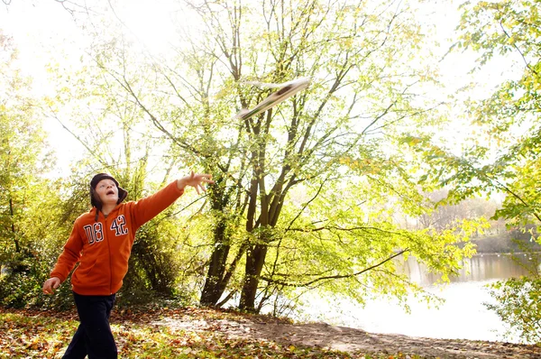 Jongen speelt met een traditionele vliegtuig — Stockfoto