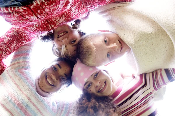 四个年轻而又多元化的朋友 — 图库照片