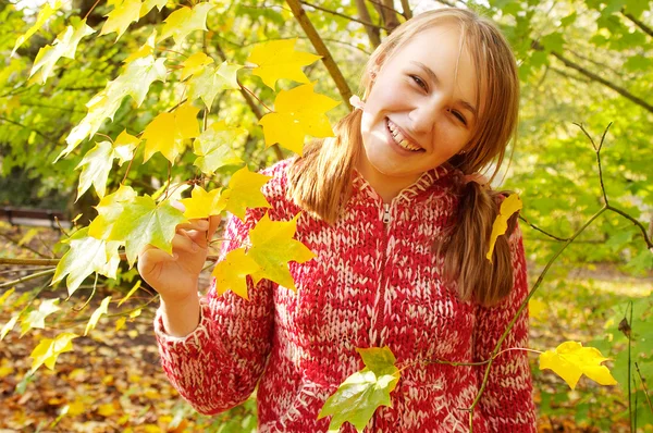 Flicka stående i skogen — Stockfoto