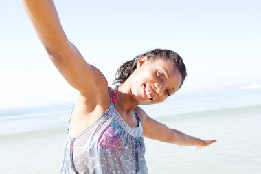 Sahilde duran kadın