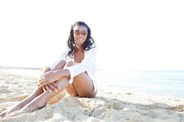 Kumsalda zenci kadın