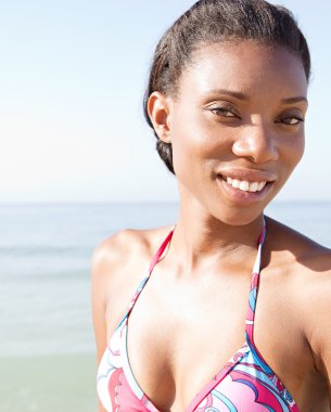 Sahilde dikilen kadın