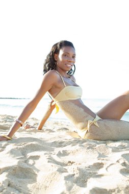 Kumsalda zenci kadın