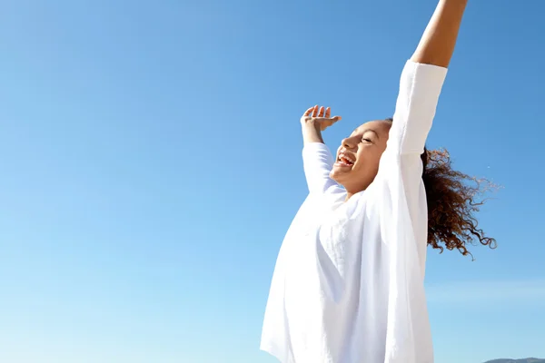 Menina feliz contra o céu azul — Fotografia de Stock