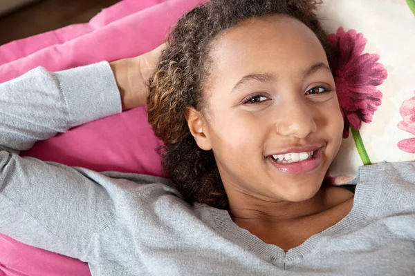 Gemengd ras tienermeisje glimlachen — Stockfoto