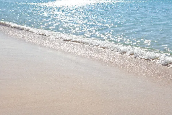 Ακτή παραλία με γαλάζια θάλασσα — Φωτογραφία Αρχείου
