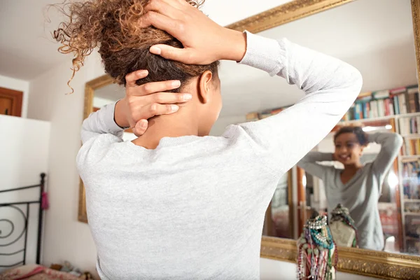 Fille se regardant dans le miroir — Photo