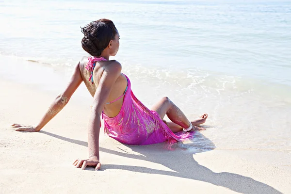 Mujer en una orilla de playa — Foto de Stock