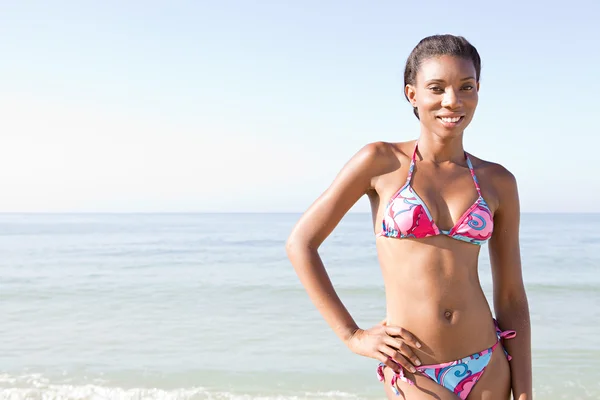 Femme debout sur la plage — Photo