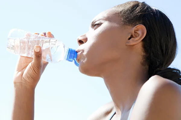 Mujer bebiendo agua mineral — Foto de Stock