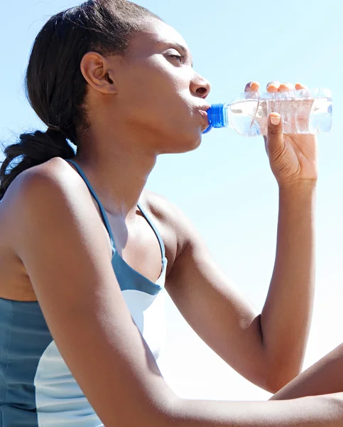 Frau trinkt Mineralwasser — Stockfoto