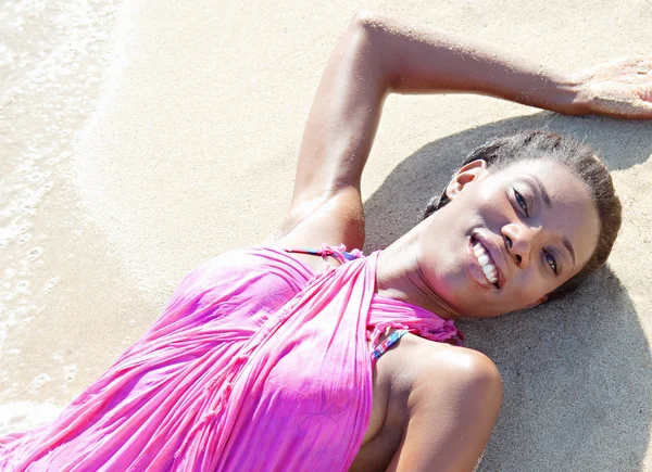 Mulher negra em uma praia — Fotografia de Stock