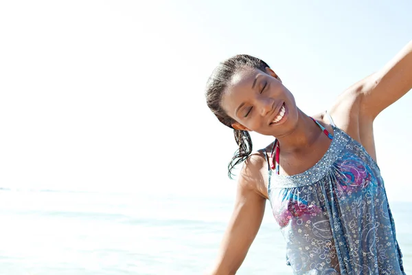 Frau steht an einem Strand — Stockfoto