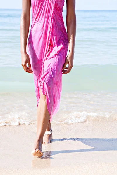Черная женщина на пляже — стоковое фото