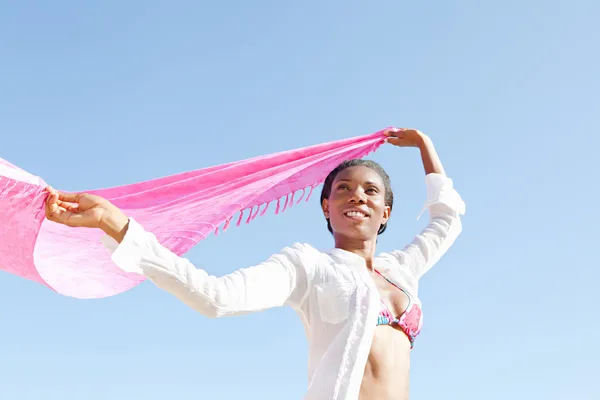 Kvinna anläggning ljust rosa — Stockfoto