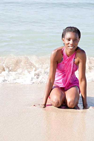 Чорна жінка на пляжі — стокове фото