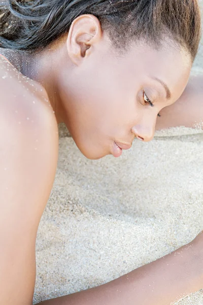 Femme couchée sur la plage — Photo