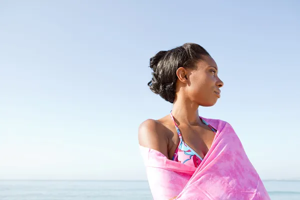 Mulher na praia — Fotografia de Stock