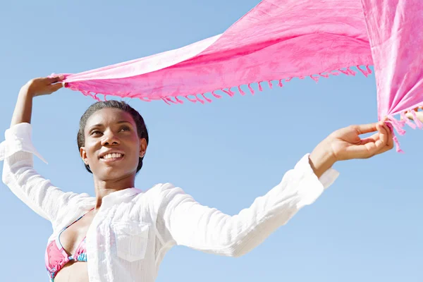 女性の持ち株の明るいピンク — ストック写真