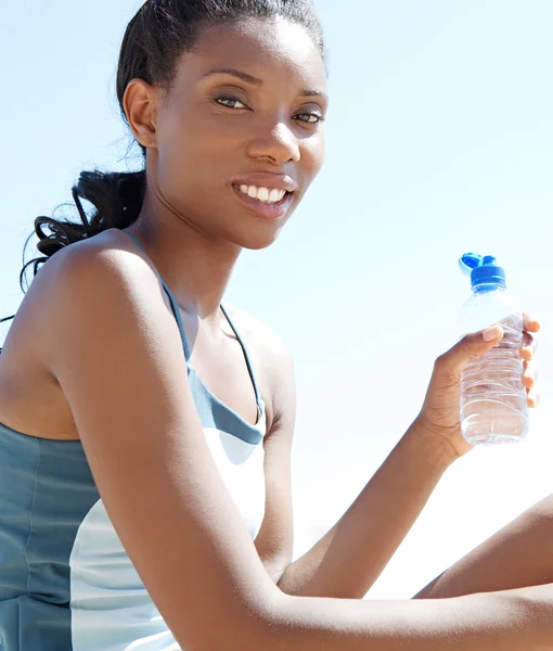 Frau trinkt Mineralwasser — Stockfoto