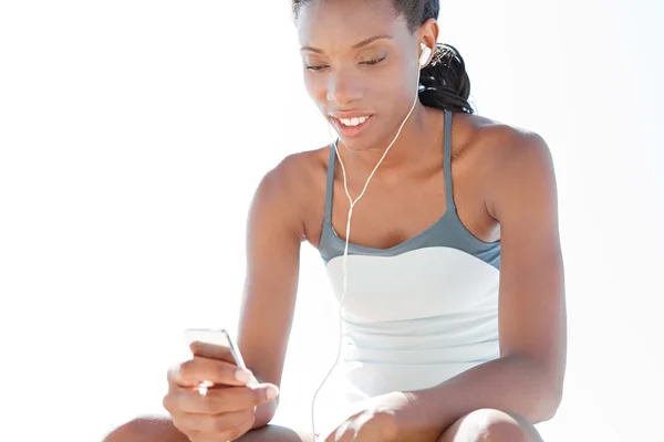 Mujer escuchando música —  Fotos de Stock