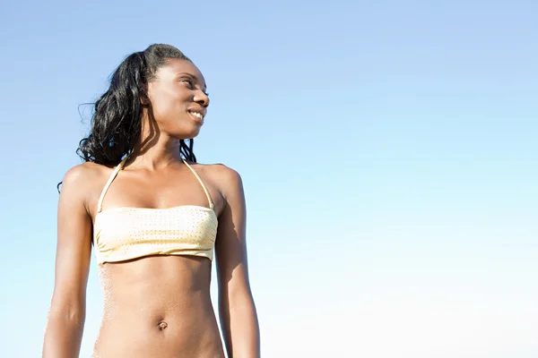 Mujer negra en la playa — Foto de Stock