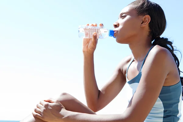 Mujer bebiendo agua mineral — Foto de Stock