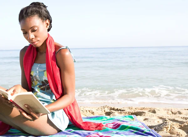 Frau liest am Strand — Stockfoto