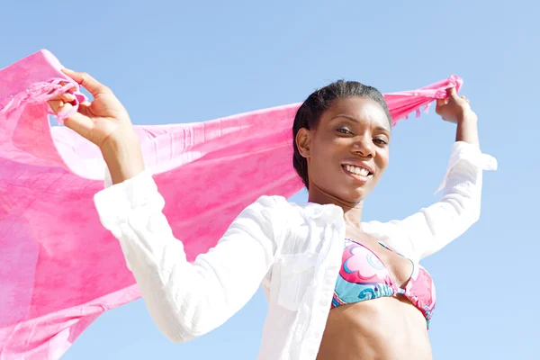 Mujer sosteniendo rosa brillante —  Fotos de Stock