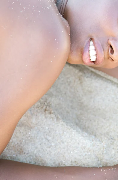 Frau liegt am Strand — Stockfoto