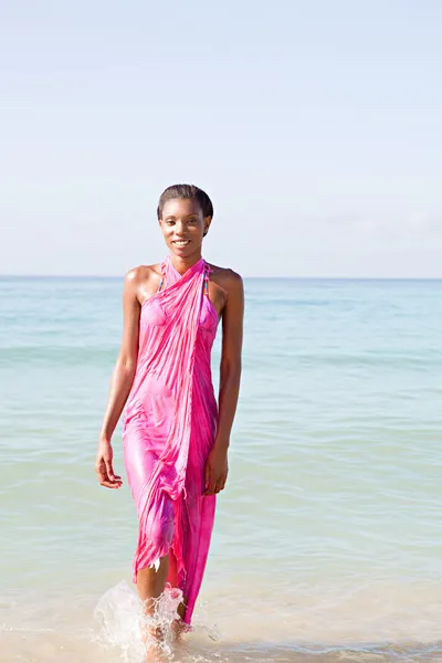 黑人妇女在海滩上 — 图库照片