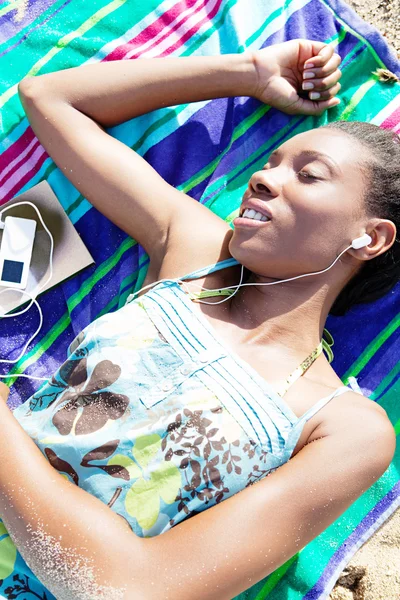 Mulher ouvindo música na praia — Fotografia de Stock