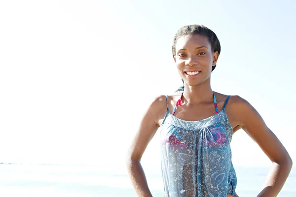 Mulher de pé em uma praia — Fotografia de Stock