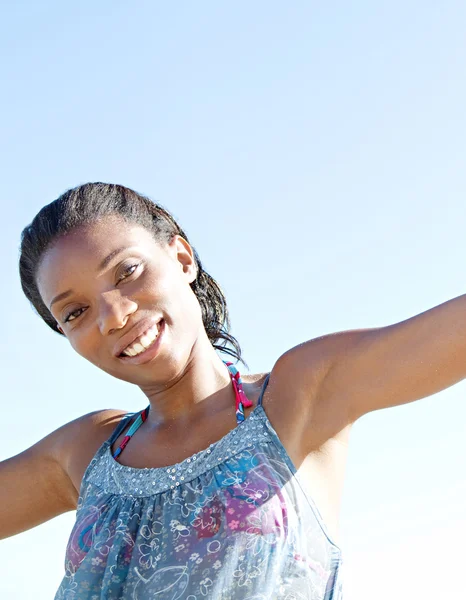 Mulher sorrindo em uma praia — Fotografia de Stock