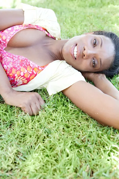 Женщина, лежащая на траве . — стоковое фото