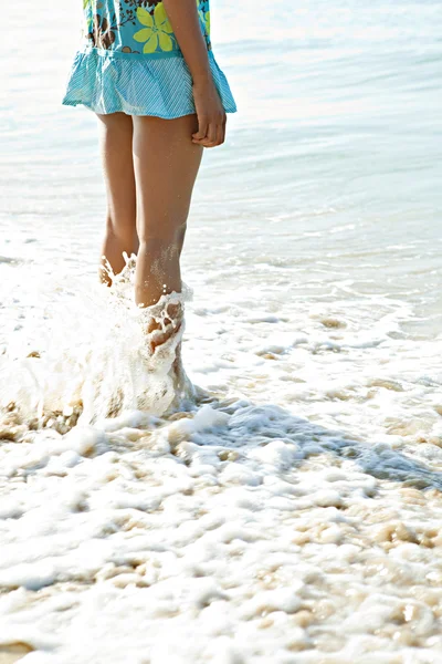 Frau steht am Strand — Stockfoto