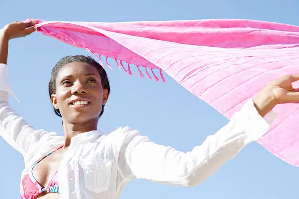 Vrouw bedrijf helder roze — Stockfoto