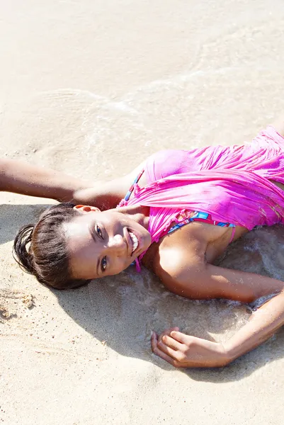 Vrouw in een strand kust — Stockfoto