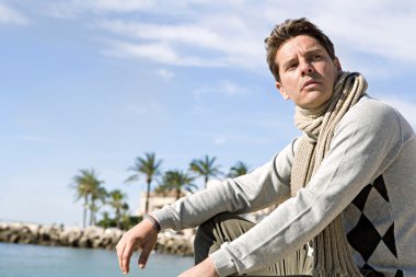 Akıllı bir adam bir plajda