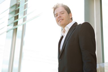 modern ofis binası tarafından ayakta işadamı