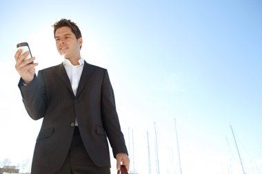 bir deniz üzerinde duran işadamı