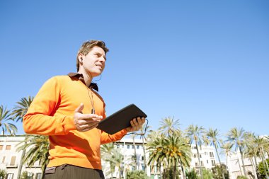 işadamı dijital tablet kullanma